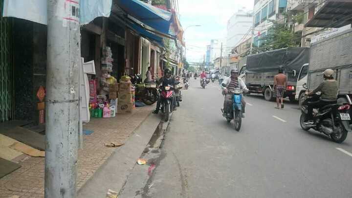 Giang hồ vác mã tấu cướp túi xách giữa ban ngày