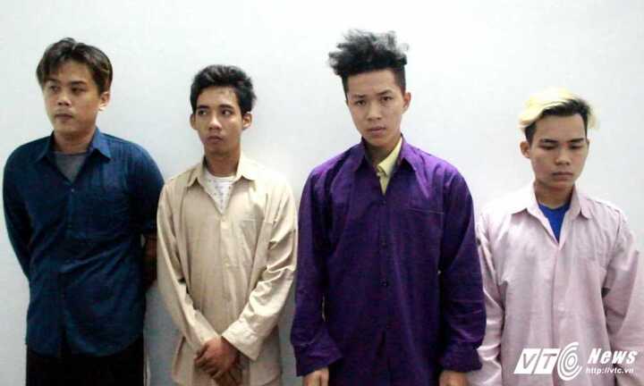 Chiếu đèn xe vào mặt người khác, nam thanh niên bị đánh chết