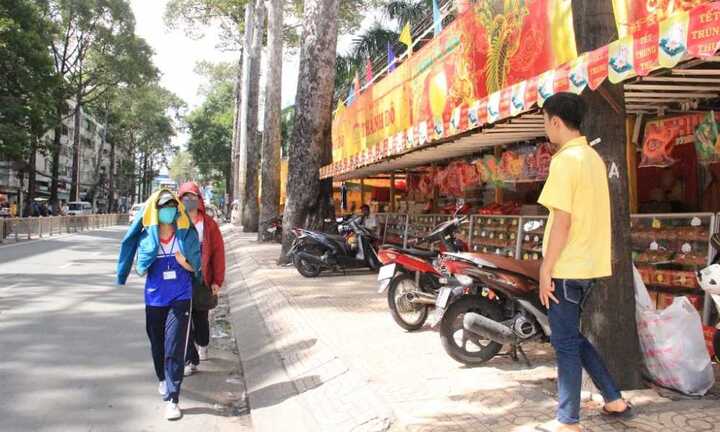 Quầy bánh trung thu trấn giữ vỉa hè, người đi bộ bị đẩy xuống lòng đường