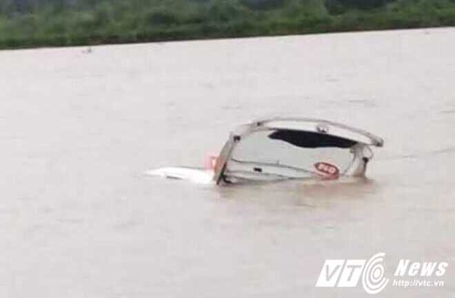 Tài xế taxi đạp cửa xe thoát thân trong cơn lũ dữ