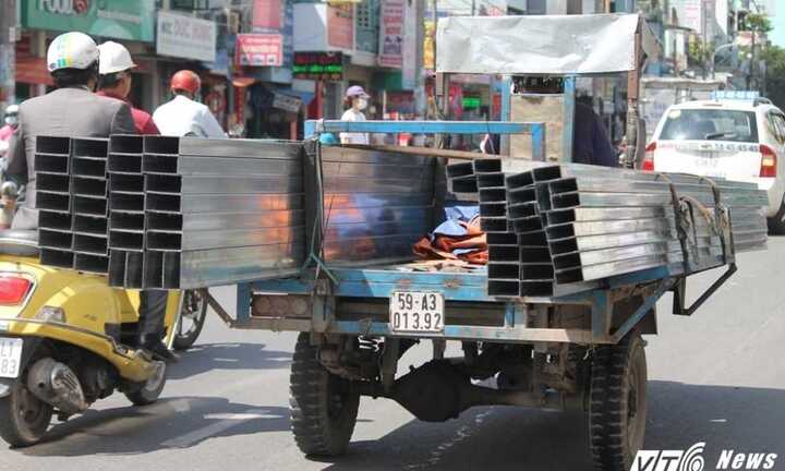 Hãi hùng những chiếc xe chở 'máy chém' trên phố Sài Gòn