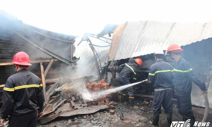 Xưởng gỗ hàng ngàn mét vuông bùng cháy dữ dội