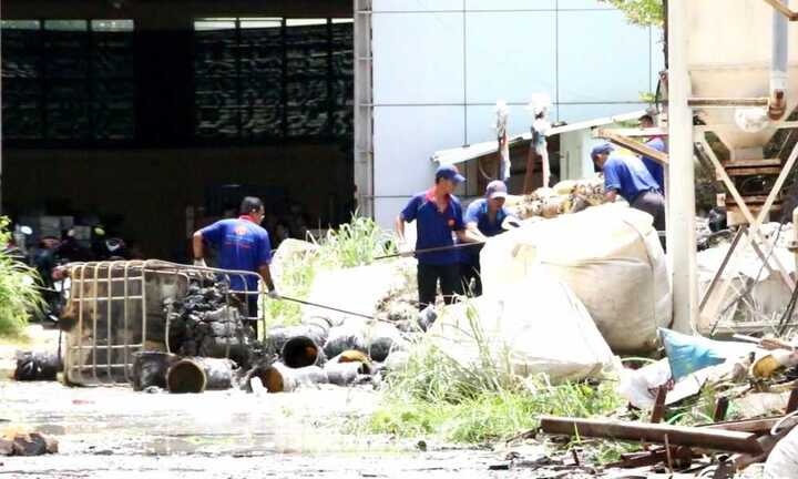 Công ty nhựa ở TP.HCM bốc cháy dữ dội