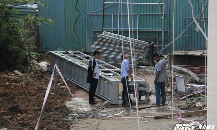 Hai công nhân lắp kính rơi tự do từ tầng 8 xuống đất