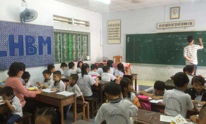 Gom trẻ bụi đời, cụ bà 80 tuổi mở lớp học đặc biệt gần 20 năm