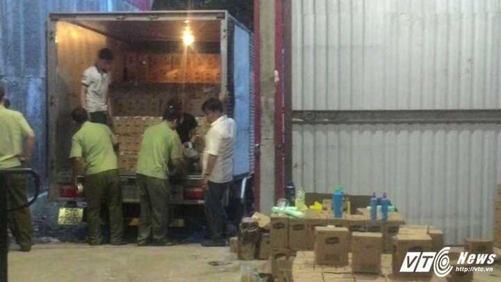 Đột kích kho mỹ phẩm lậu 'khủng' tại Sài Gòn