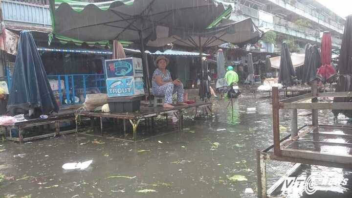 Mưa nhỏ, nhiều tuyến phố ở Sài Gòn vẫn ngập lụt