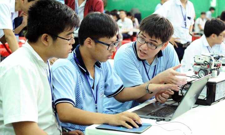 Robot của học sinh lớp 12 TP.HCM sắp thi đấu quốc tế