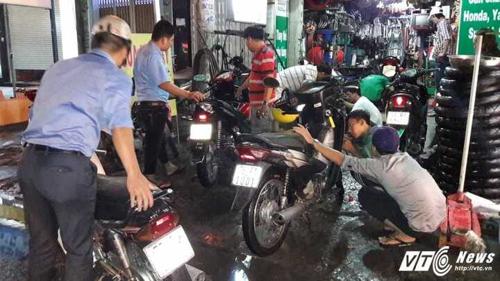 Dân Sài Gòn thức trắng đêm tại tiệm sửa xe sau mưa ngập