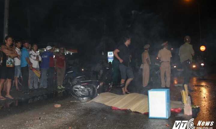 Tránh ổ gà trên đường 'tử thần', thanh niên bị container cán chết