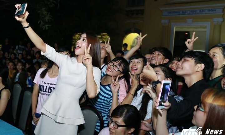 Hoa hậu Phạm Hương nhí nhảnh 'tự sướng' cùng sinh viên ĐH Sài Gòn