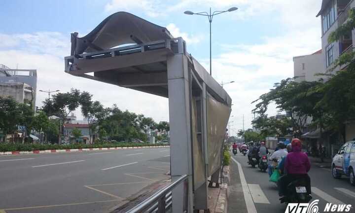Cận cảnh trạm chờ xe buýt nhếch nhác trên tuyến đường đẹp nhất Sài Gòn