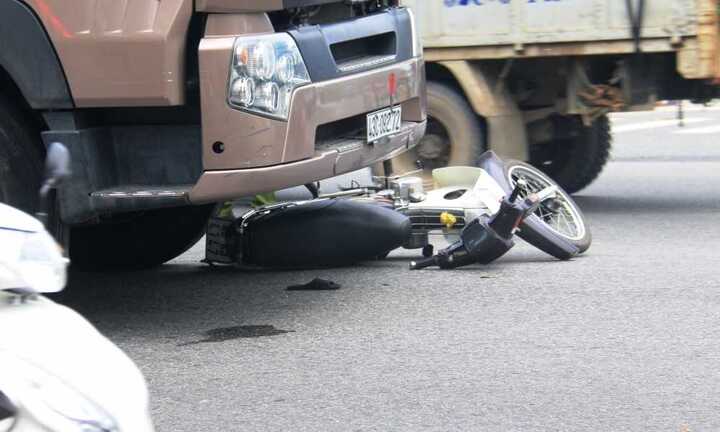 Hai mẹ con bị xe container cuốn vào gầm