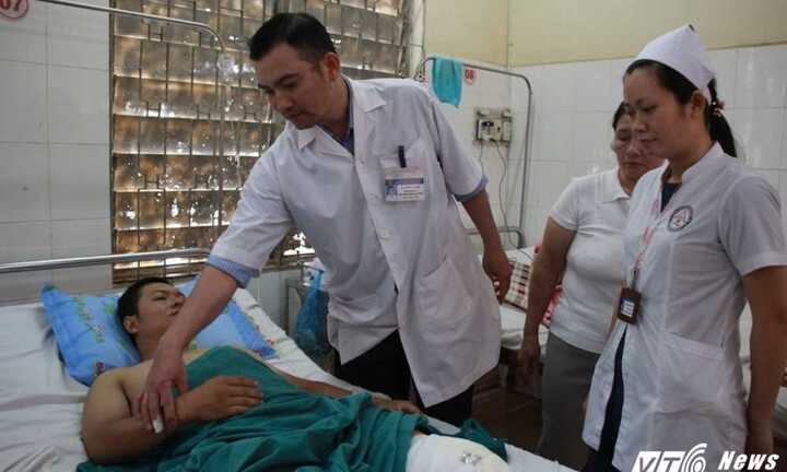 Hai CSGT bị nhóm thanh niên ném gạch trên đường tuần tra