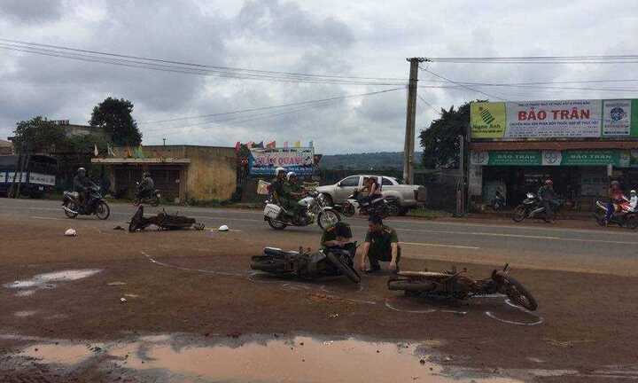 Tông vợ chồng ve chai nguy kịch, lái xe công nông bỏ trốn