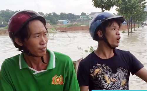 2 thợ hồ cứu sống một phụ nữ bị nước cuốn trôi