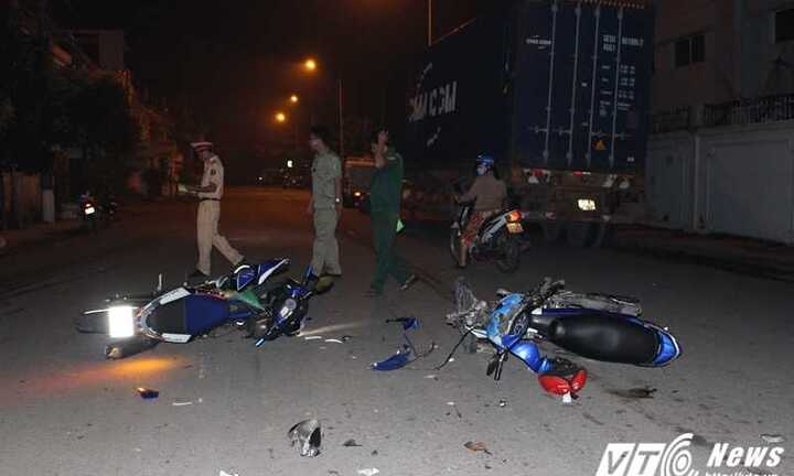 Ba xe máy đua tốc độ, 4 nam thanh niên nhập viện