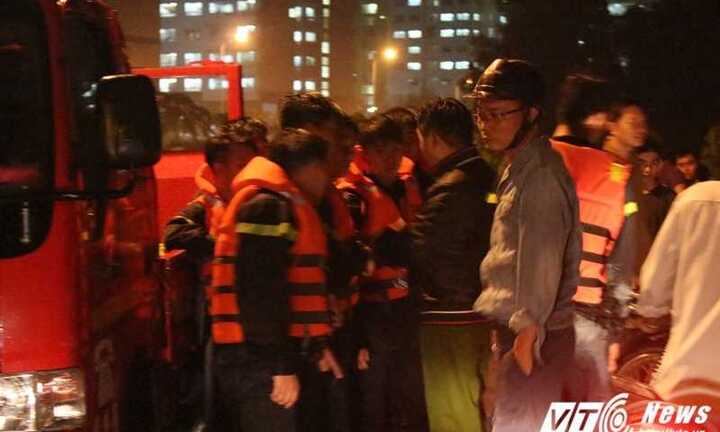 Huy động người nhái lặn tìm bé trai bị mưa cuốn xuống cống