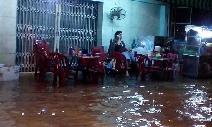 Triều cường đạt đỉnh, người dân Sài Gòn oằn mình chống chọi