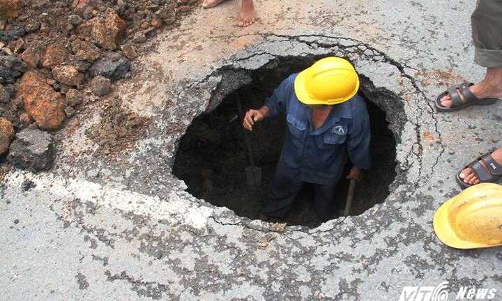 'Hố tử thần’ xuất hiện giữa Sài Gòn sau cơn mưa lớn