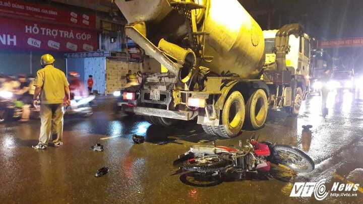 Xe máy húc xe bồn, một người chết, một người nguy kịch