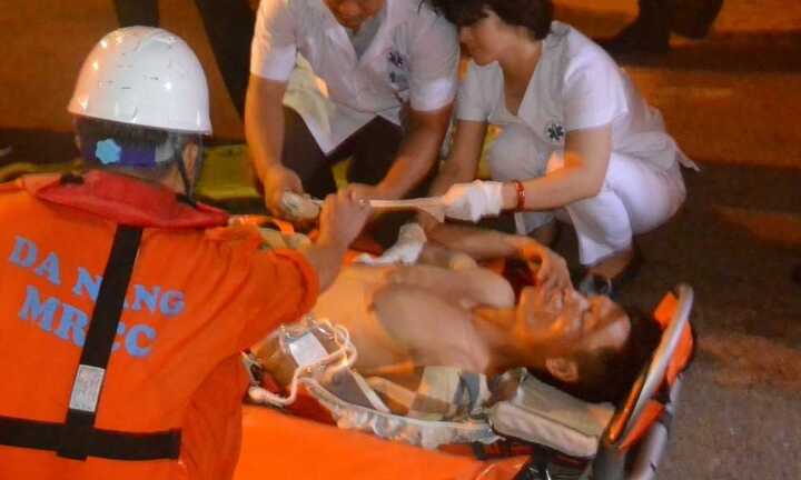Tàu cứu hộ đưa thuyền viên gặp nạn trên biển vào bờ
