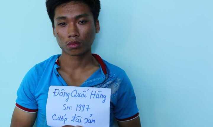 Tên cướp táo tợn giật dây chuyền, đạp đổ xe công an