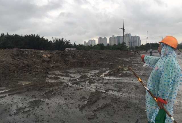 Trang bị bộ đàm, hung khí cho xe tải đi đổ trộm chất thải