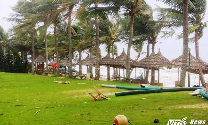 Quảng Nam: Biển Cửa Đại hoang tàn sau mưa lũ miền Trung