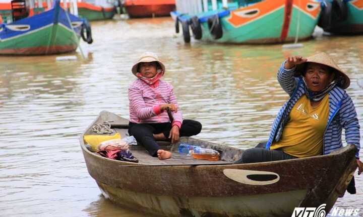 Du khách thích thú với dịch vụ chèo ghe ngắm cảnh Hội An sau lũ