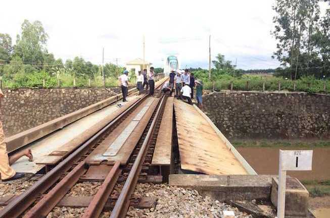 Băng qua đường sắt, kỹ sư cầu đường bị tàu hỏa tông chết