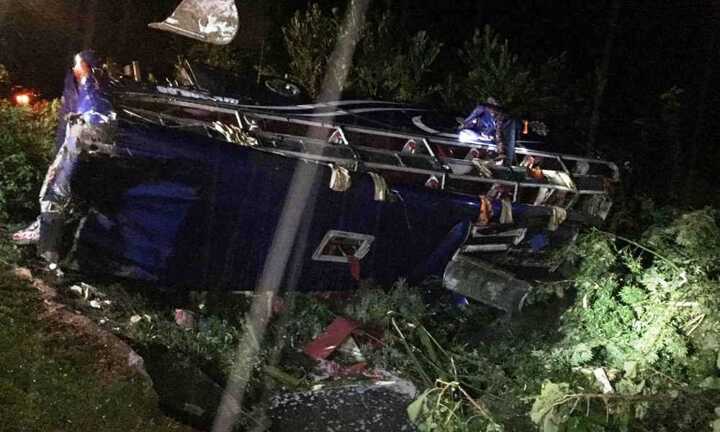 Lật xe khách trong đêm, 16 người thương vong