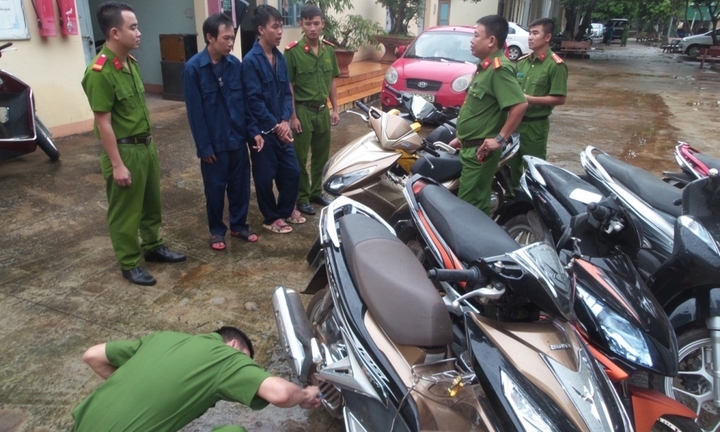 Bắt 2 anh em ruột trộm hàng loạt xe máy