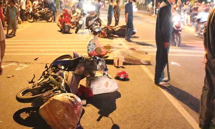 Va chạm ngã ra đường bị xe phía sau cán chết