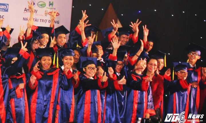 Trao học bổng 'Nâng bước thủ khoa' cho 51 tân sinh viên vượt khó