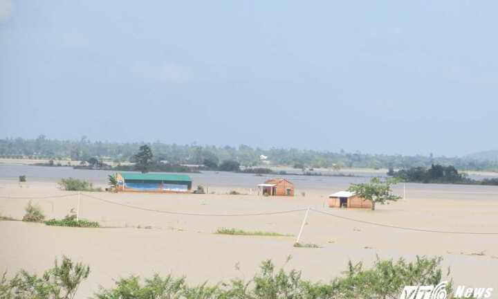 Tài sản người dân Đắk Lắk bị cuốn trôi theo dòng nước lũ