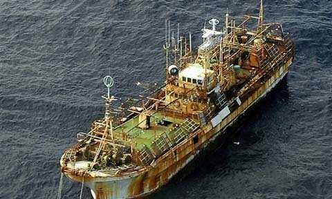 Ngư dân tìm thấy tàu sắt không người lái trôi trên Biển Đông