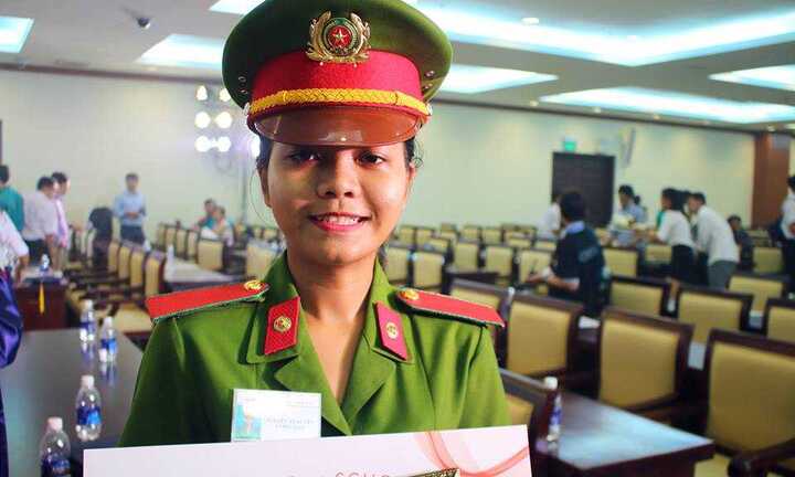 Xúc động bức thư tay dài 4 trang giấy của nữ thủ khoa trường cảnh sát gửi thầy giáo cũ