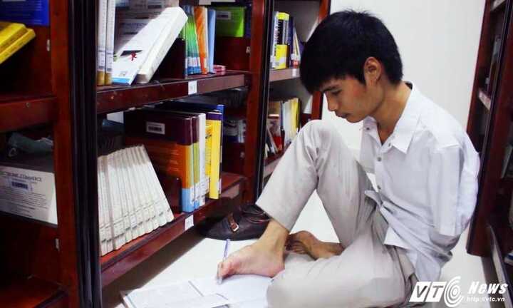 Chàng trai không tay đỗ hai trường đại học, mệnh danh là Nick Vujicic Việt Nam