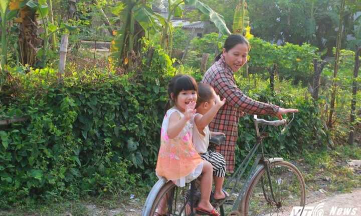 Người phụ nữ nghèo vay lãi ngân hàng nuôi trẻ bị bỏ rơi, xây nghĩa trang cho hài nhi xấu số
