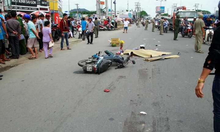 Va chạm với container trên đường 'tử thần', 2 mẹ con thương vong