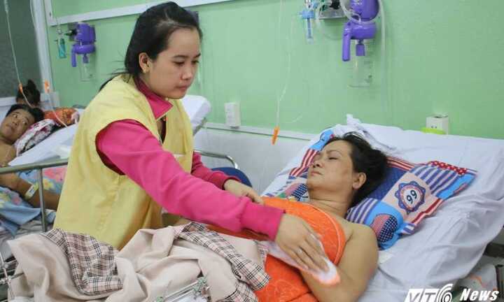 Nữ sinh sắp phải nghỉ học kiếm tiền chữa bệnh cho mẹ được hỗ trợ 100 triệu đồng