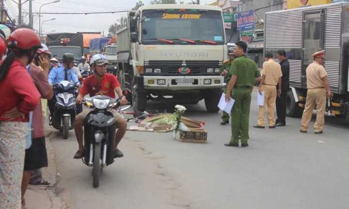 Nữ sinh 13 tuổi chết thương tâm trước đầu xe tải
