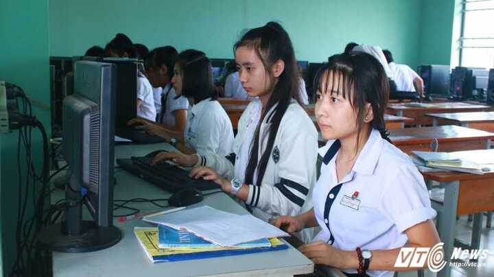 Kỳ lạ trường '3 không' ở Long An: Không học phí, không nhận lương, không trượt tốt nghiệp