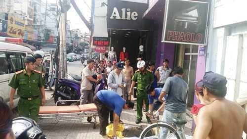 Người đàn ông gục chết bất thường trên vỉa hè