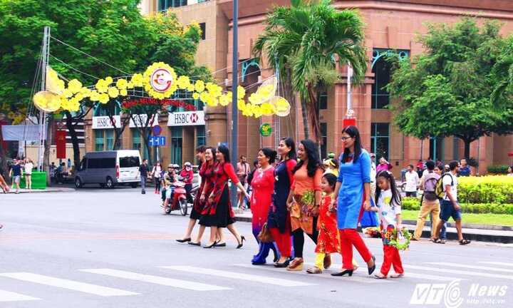 Người dân Sài Gòn mặc áo dài xuống phố đón năm mới 2017