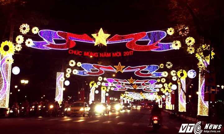 Sài Gòn lộng lẫy, lung linh trong đêm giao thừa 2017