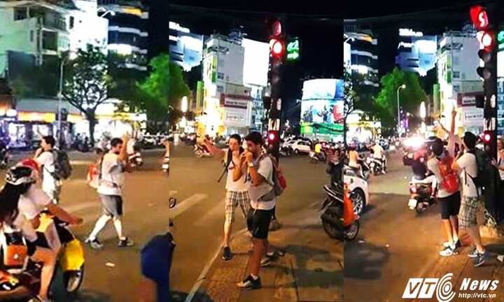 2 'ông Tây' ra sức tuýt còi, điều tiết giao thông trên phố Sài Gòn