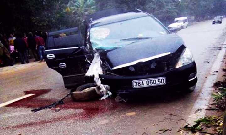 Xe dâu nổ lốp đâm vào gốc cây, cô dâu nhập viện cấp cứu