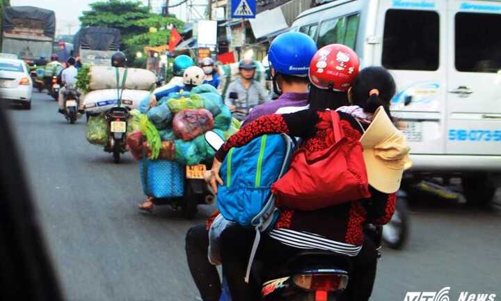 Người dân 'tay xách, nách mang' đổ về Sài Gòn sau kỳ nghỉ lễ